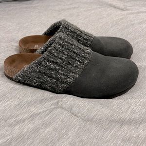 EUC! White Mountain Beckham Suede Clogs in Size 9